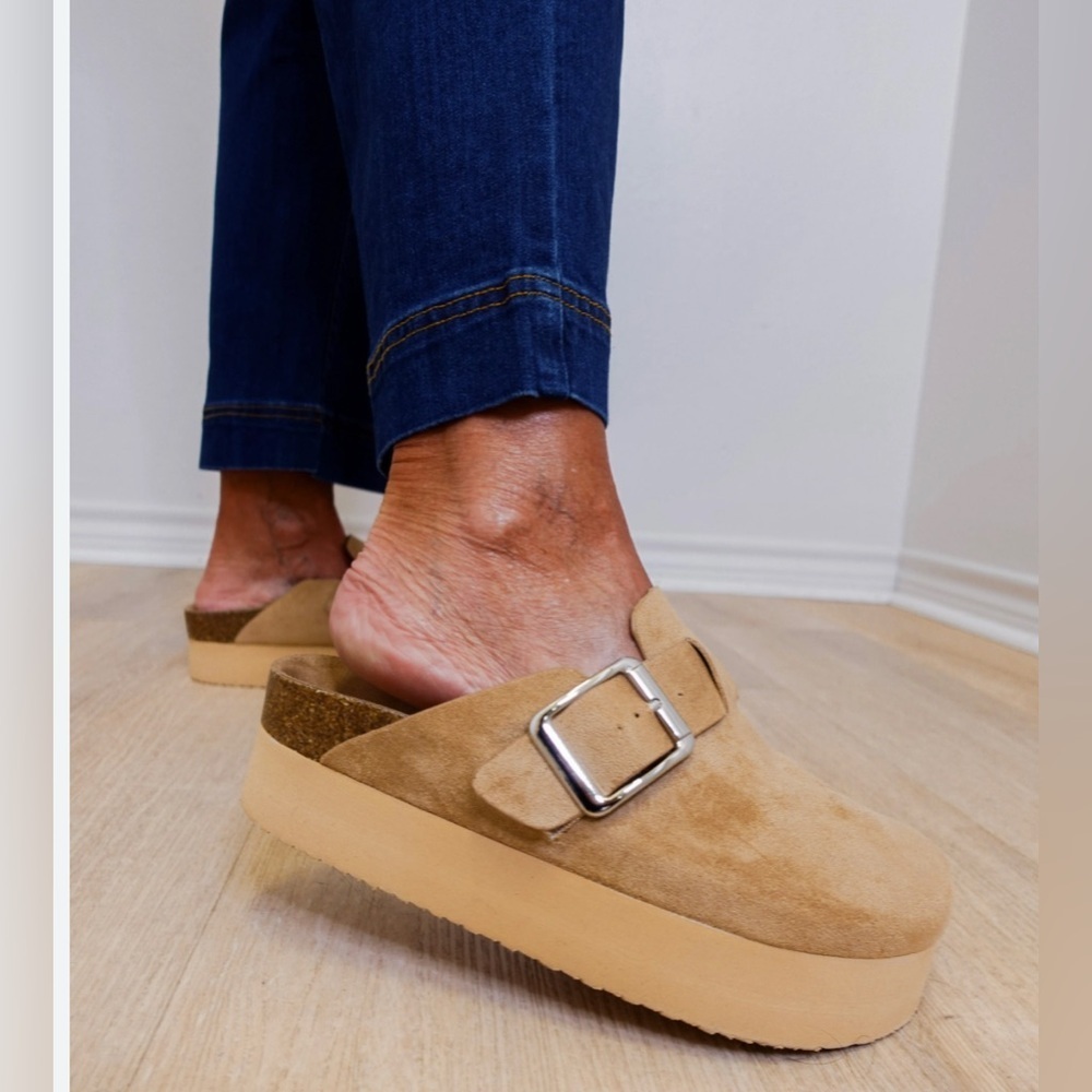 NEW Madden NYC Tan MicroSuede Women's Platform Clogs size 7 - Picture 6 of 11